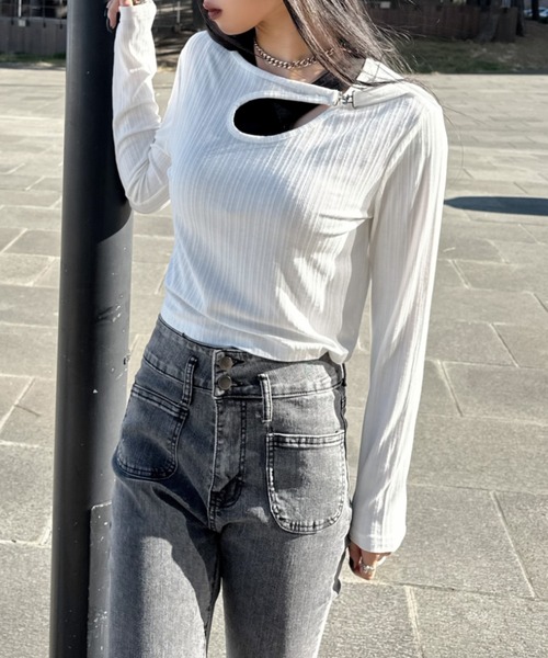 LVEU.（ラブユ.）の「【LVEU.】フロントクロスデザイントップス / トップス カットソー 長袖 リブ  アシンメトリー アシメ チャーム クロス ショート クロップド ブラック ホワイト ブルー グリーン（Tシャツ/カットソー・レディース・ホワイト/グリーン/ブラック/ブルー・FREE）」の2枚目の写真