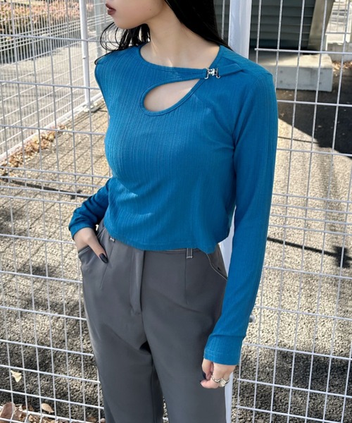 LVEU.（ラブユ.）の「【LVEU.】フロントクロスデザイントップス / トップス カットソー 長袖 リブ  アシンメトリー アシメ チャーム クロス ショート クロップド ブラック ホワイト ブルー グリーン（Tシャツ/カットソー・レディース・ホワイト/グリーン/ブラック/ブルー・FREE）」の4枚目の写真