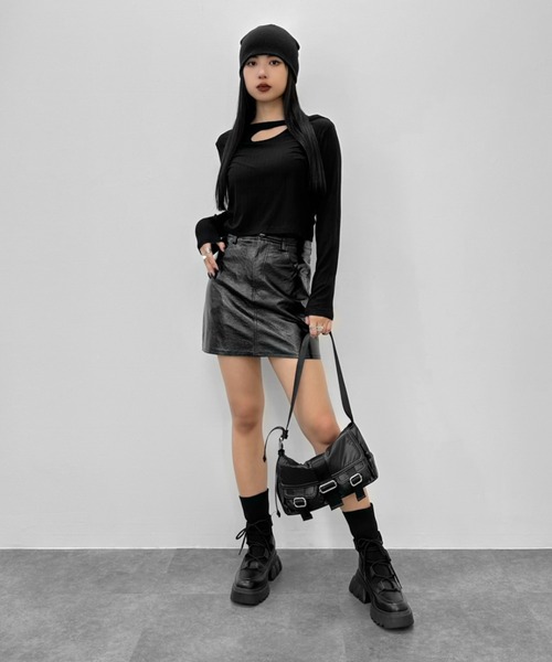 LVEU.（ラブユ.）の「【LVEU.】フロントクロスデザイントップス / トップス カットソー 長袖 リブ  アシンメトリー アシメ チャーム クロス ショート クロップド ブラック ホワイト ブルー グリーン（Tシャツ/カットソー・レディース・ホワイト/グリーン/ブラック/ブルー・FREE）」の5枚目の写真