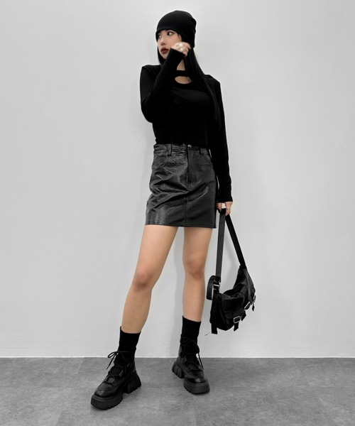 LVEU.（ラブユ.）の「【LVEU.】フロントクロスデザイントップス / トップス カットソー 長袖 リブ  アシンメトリー アシメ チャーム クロス ショート クロップド ブラック ホワイト ブルー グリーン（Tシャツ/カットソー・レディース・ホワイト/グリーン/ブラック/ブルー・FREE）」の6枚目の写真