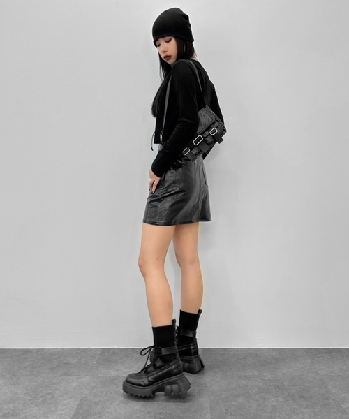 LVEU.（ラブユ.）の「【LVEU.】フロントクロスデザイントップス / トップス カットソー 長袖 リブ  アシンメトリー アシメ チャーム クロス ショート クロップド ブラック ホワイト ブルー グリーン（Tシャツ/カットソー・レディース・ホワイト/グリーン/ブラック/ブルー・FREE）」の8枚目の写真