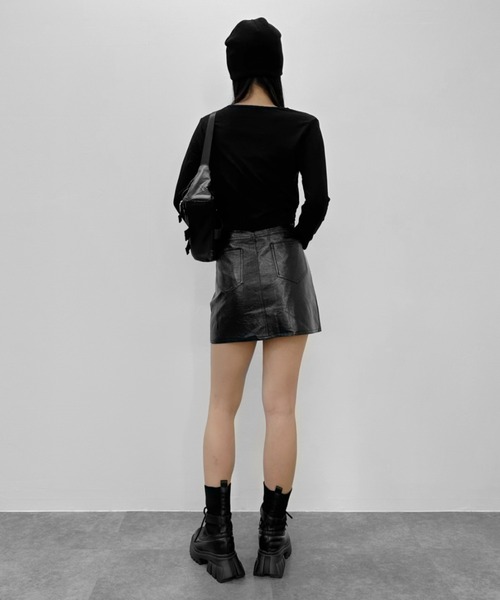LVEU.（ラブユ.）の「【LVEU.】フロントクロスデザイントップス / トップス カットソー 長袖 リブ  アシンメトリー アシメ チャーム クロス ショート クロップド ブラック ホワイト ブルー グリーン（Tシャツ/カットソー・レディース・ホワイト/グリーン/ブラック/ブルー・FREE）」の9枚目の写真