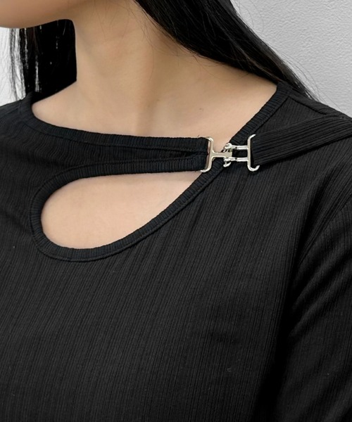 LVEU.（ラブユ.）の「【LVEU.】フロントクロスデザイントップス / トップス カットソー 長袖 リブ  アシンメトリー アシメ チャーム クロス ショート クロップド ブラック ホワイト ブルー グリーン（Tシャツ/カットソー・レディース・ホワイト/グリーン/ブラック/ブルー・FREE）」の11枚目の写真