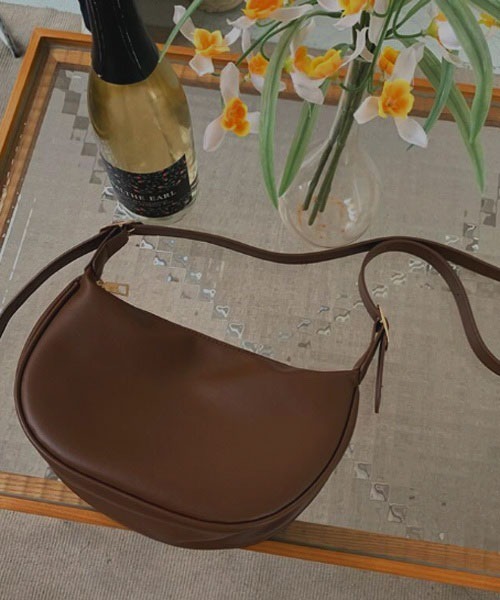 TONE SELECT GOODS（トーンセレクトグッズ）の「【resonance】合皮 シンプル ハーフムーン ショルダーバッグ（ショルダーバッグ・レディース・ブラウン/ブラック/アイボリー・FREE）」の3枚目の写真