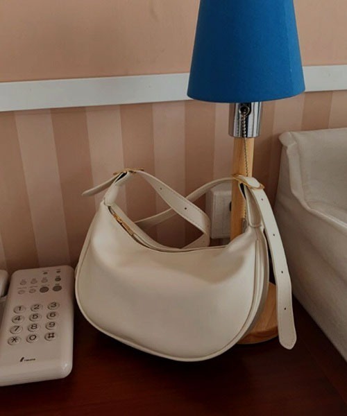 TONE SELECT GOODS（トーンセレクトグッズ）の「【resonance】合皮 シンプル ハーフムーン ショルダーバッグ（ショルダーバッグ・レディース・ブラウン/ブラック/アイボリー・FREE）」の2枚目の写真