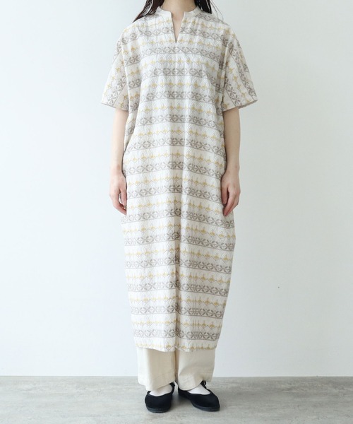 yuni（ユニ ）の「ボーダー花刺繍スキッパーワンピース