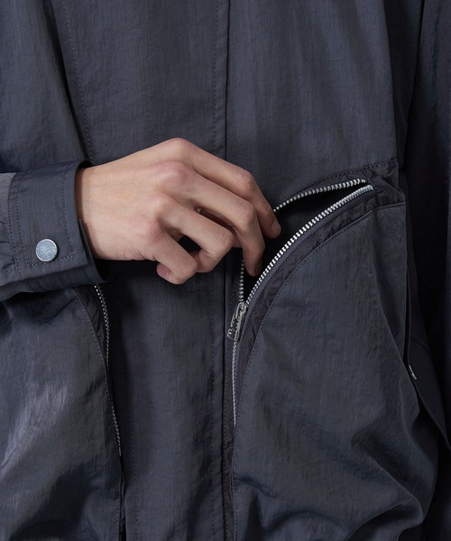 UNITED TOKYO（ユナイテッドトウキョウ）の「ヴァゼロナイロンブルゾン | セットアップ着用可能（ブルゾン・メンズ・ダークグレー/ブラック・2/1）」の16枚目の写真