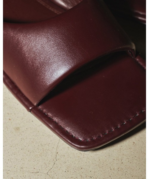 TODAYFUL(トゥデイフル)の「TODAYFUL Square Padded Sandals 12411009(サンダル・レディース・ブラック/バーガンディー・36/38/37)」の4枚目の写真