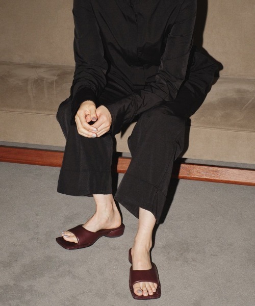 TODAYFUL(トゥデイフル)の「TODAYFUL Square Padded Sandals 12411009(サンダル・レディース・ブラック/バーガンディー・36/38/37)」の9枚目の写真