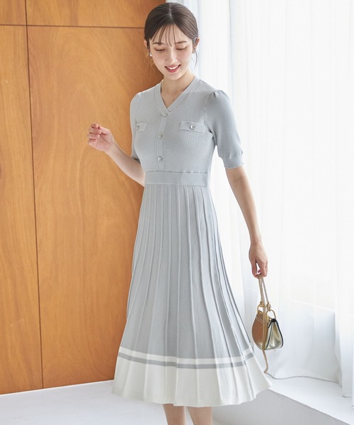 tocco closet(トッコ クローゼット)の「アンティーク風飾り釦付き配色プリーツニットワンピース(ワンピース・レディース・ライトグレー/ブラック/オフホワイト・M)」の1枚目の写真