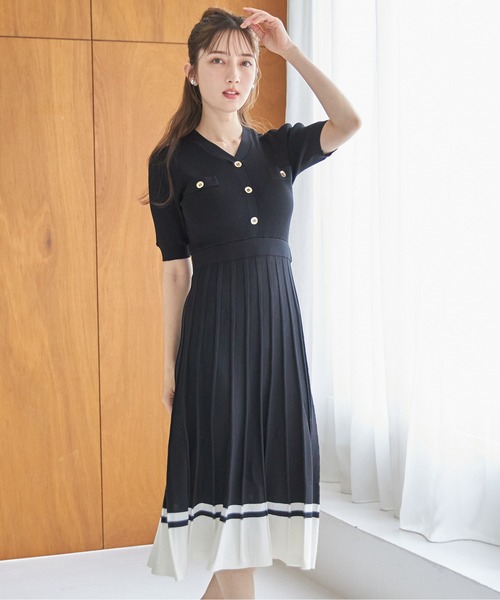 tocco closet(トッコ クローゼット)の「アンティーク風飾り釦付き配色プリーツニットワンピース(ワンピース・レディース・ライトグレー/ブラック/オフホワイト・M)」の3枚目の写真