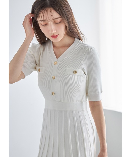 tocco closet(トッコ クローゼット)の「アンティーク風飾り釦付き配色プリーツニットワンピース(ワンピース・レディース・ライトグレー/ブラック/オフホワイト・M)」の7枚目の写真