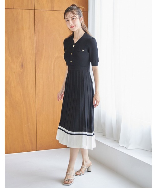 tocco closet(トッコ クローゼット)の「アンティーク風飾り釦付き配色プリーツニットワンピース(ワンピース・レディース・ライトグレー/ブラック/オフホワイト・M)」の4枚目の写真