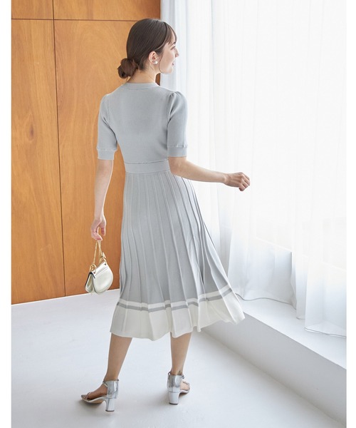 tocco closet(トッコ クローゼット)の「アンティーク風飾り釦付き配色プリーツニットワンピース(ワンピース・レディース・ライトグレー/ブラック/オフホワイト・M)」の18枚目の写真