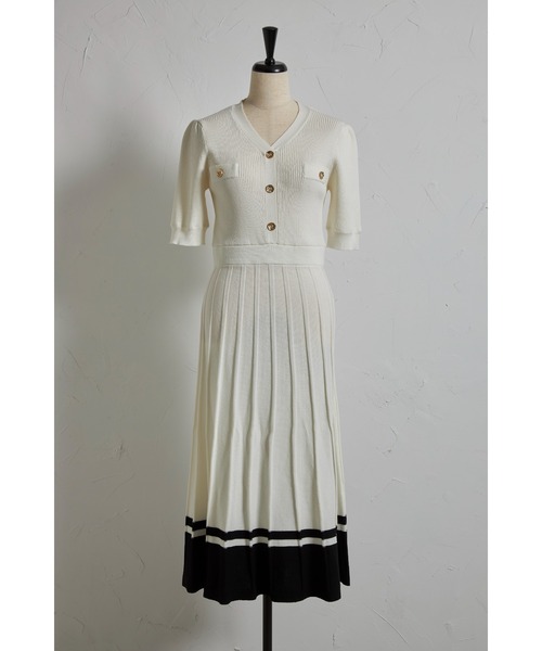 tocco closet(トッコ クローゼット)の「アンティーク風飾り釦付き配色プリーツニットワンピース(ワンピース・レディース・ライトグレー/ブラック/オフホワイト・M)」の13枚目の写真