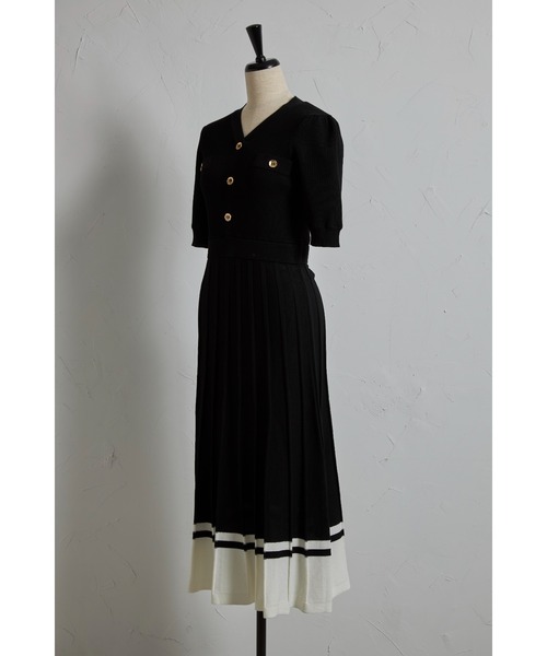 tocco closet(トッコ クローゼット)の「アンティーク風飾り釦付き配色プリーツニットワンピース(ワンピース・レディース・ライトグレー/ブラック/オフホワイト・M)」の19枚目の写真