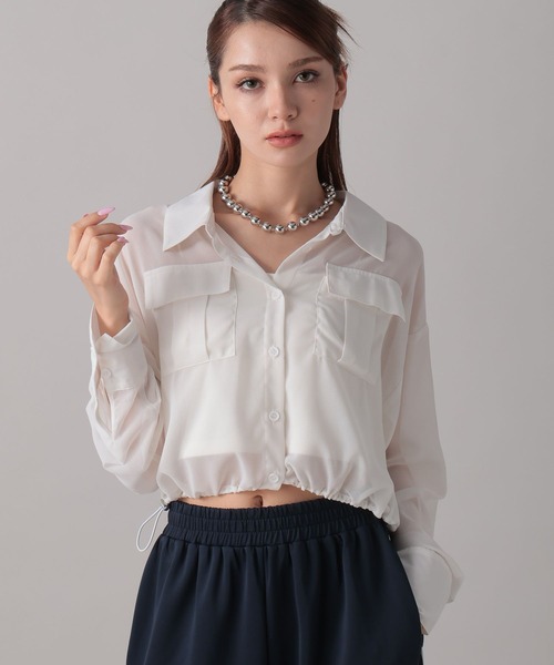 FOREVER 21（フォーエバー トゥエンティーワン）の「【2024FW】クロップドドロストシャツ（シャツ/ブラウス・レディース・オフホワイト/ブラック系その他/ブラック/ホワイト系その他・FREE）」の2枚目の写真