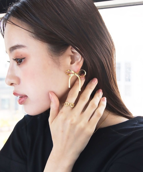 abaskdesign(アバスクデザイン)の「金属アレルギー対応 スネークチェーンリボンピアス M(ピアス(両耳用)・レディース・ゴールド・FREE)」の2枚目の写真