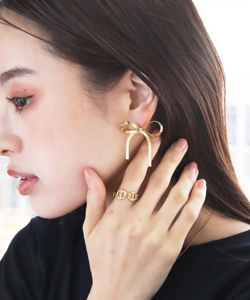abaskdesign(アバスクデザイン)の「金属アレルギー対応 スネークチェーンリボンピアス M(ピアス(両耳用)・レディース・ゴールド・FREE)」の3枚目の写真