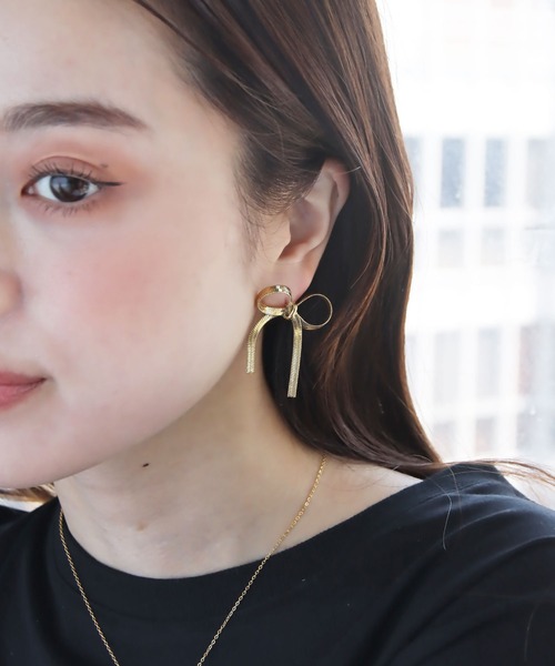 abaskdesign(アバスクデザイン)の「金属アレルギー対応 スネークチェーンリボンピアス M(ピアス(両耳用)・レディース・ゴールド・FREE)」の4枚目の写真
