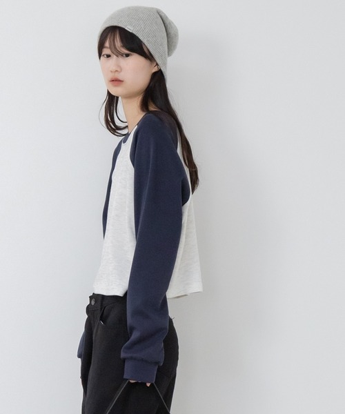 HEILIS(ヘイリス)の「【新色追加】クロップド丈ラグランスリーブロングTシャツ / グレー ネイビー グリーン ラグラン コンパクト クロップド 秋服 冬服 春服 ノームコア ショート丈 インナー 韓国 長袖 ロンT スウェット レイヤード(Tシャツ/カットソー・レディース・グリーン/ネイビー/グレー・FREE)」の7枚目の写真