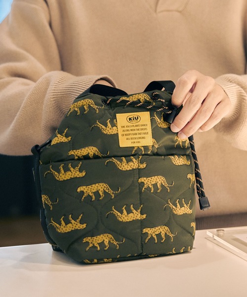 KiU（キウ）の「パデッドポケッタフルミニショルダーバッグ（ショルダーバッグ・レディース・アイボリー/カーキ/ブラック/レオパード/グレー/テラコッタ・FREE）」の6枚目の写真