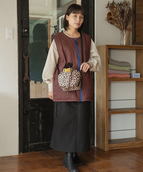 KiU(キウ)の「パデッドポケッタフルミニショルダーバッグ(ショルダーバッグ・レディース・アイボリー/カーキ/ブラック/アニマル/グレー/テラコッタ/グリーン/レオパード・FREE)」の17枚目の写真