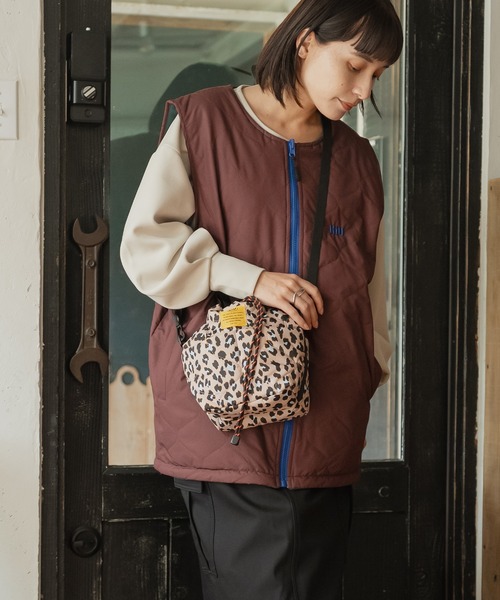 KiU(キウ)の「パデッドポケッタフルミニショルダーバッグ(ショルダーバッグ・レディース・アイボリー/カーキ/ブラック/アニマル/グレー/テラコッタ/グリーン/レオパード・FREE)」の18枚目の写真