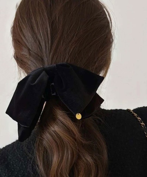 ammy.(エイミードット)の「【 ammy. / エイミードット 】 ベロア ビッグ リボン ヘアクリップ(バレッタ/ヘアクリップ・レディース・ブラウン/ワインレッド/ブラック/ダークパープル/ライトパープル・FREE)」の2枚目の写真