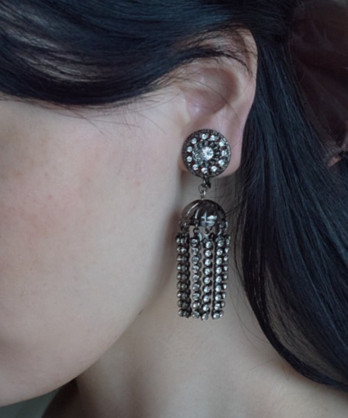 IRIS47(イリスフォーセブン)の「【IRIS 47】palace crystal fringe earring/パレス クリスタル フリンジ イヤリング(イヤリング・レディース・ブラック/シルバー・FREE)」の1枚目の写真
