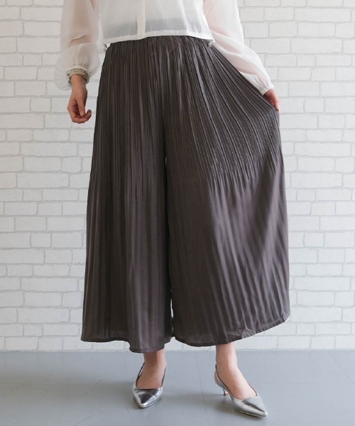 aquagarage(アクアガレージ)の「サテン生地プリーツパンツ(その他パンツ・レディース・ブラック/グレイッシュベージュ/チャコール・L/M)」の1枚目の写真