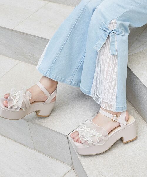 MAJESTIC LEGON(マジェスティックレゴン)の「☆パールリボンフリルボリュームサンダル(サンダル・レディース・ブラック/グレイッシュベージュ/アイボリー/グレー・SMALL/MEDIUM/LARGE/X-LARGE)」の4枚目の写真