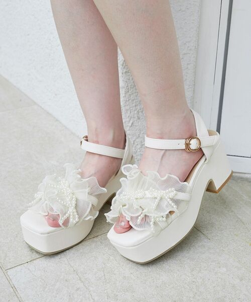 MAJESTIC LEGON(マジェスティックレゴン)の「☆パールリボンフリルボリュームサンダル(サンダル・レディース・ブラック/グレイッシュベージュ/アイボリー/グレー・SMALL/MEDIUM/LARGE/X-LARGE)」の7枚目の写真