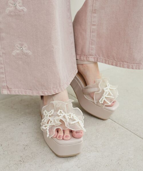 MAJESTIC LEGON(マジェスティックレゴン)の「☆パールリボンフリルボリュームサンダル(サンダル・レディース・ブラック/グレイッシュベージュ/アイボリー/グレー・SMALL/MEDIUM/LARGE/X-LARGE)」の19枚目の写真