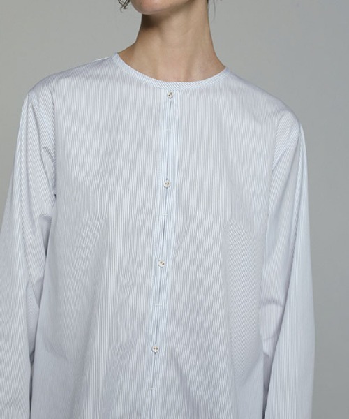 ETRE TOKYO（エトレトウキョウ）の「SANTEアクセサリーボタンノーカラーシャツ（シャツ/ブラウス・レディース・ホワイト/ストライプ/ブルー・FREE）」の4枚目の写真