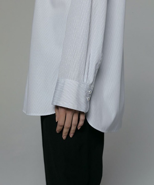 ETRE TOKYO（エトレトウキョウ）の「SANTEアクセサリーボタンノーカラーシャツ（シャツ/ブラウス・レディース・ホワイト/ストライプ/ブルー・FREE）」の5枚目の写真
