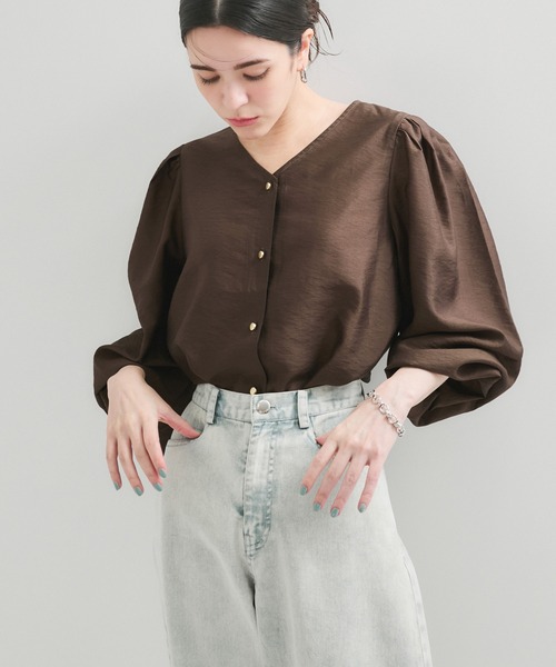 le cercle ADAM ET ROPE'（ルセルクルアダムエロペ）の「袖ギャザーブラウス（シャツ/ブラウス・レディース・サックスブルー/ダークブラウン/ホワイト・FREE）」の12枚目の写真