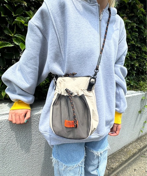 UNIVERSAL OVERALL(ユニバーサルオーバーオール)の「UNIVERSAL OVERALL / FRONT MESH SHOULDER BAG / フロントメッシュショルダーバッグ / UVO-204(ショルダーバッグ・レディース・ブラック/ライトグレー/オレンジ/ベージュ/モカ・ONESIZE)」の4枚目の写真