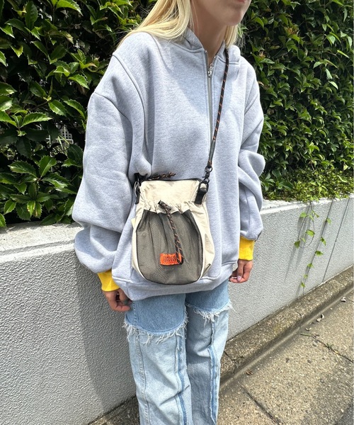 UNIVERSAL OVERALL(ユニバーサルオーバーオール)の「UNIVERSAL OVERALL / FRONT MESH SHOULDER BAG / フロントメッシュショルダーバッグ / UVO-204(ショルダーバッグ・レディース・ブラック/ライトグレー/オレンジ/ベージュ/モカ・ONESIZE)」の17枚目の写真