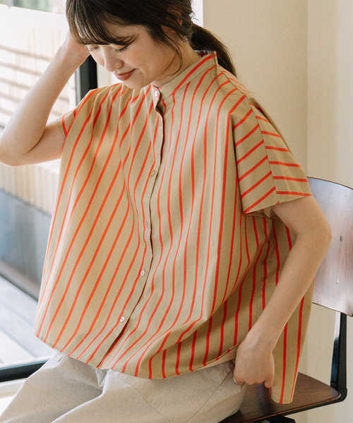 POU DOU DOU（プードゥドゥ）の「ストライプバンドカラーボックスシャツ（シャツ/ブラウス・レディース・ベージュ/ブルー/アイボリー・M）」の2枚目の写真