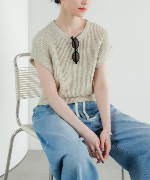 URBAN RESEARCH（アーバンリサーチ）の「ペーパーヤーンフレンチスリーブニット（ベスト・レディース・チャコールグレー/ホワイト/ベージュ・FREE）」の4枚目の写真