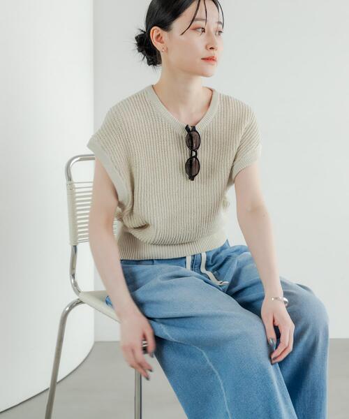 URBAN RESEARCH（アーバンリサーチ）の「ペーパーヤーンフレンチスリーブニット（ベスト・レディース・チャコールグレー/ホワイト/ベージュ・FREE）」の5枚目の写真