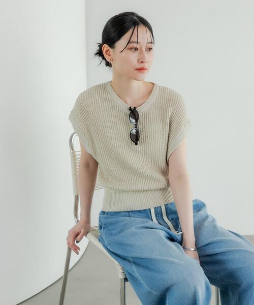 URBAN RESEARCH（アーバンリサーチ）の「ペーパーヤーンフレンチスリーブニット（ベスト・レディース・チャコールグレー/ホワイト/ベージュ・FREE）」の6枚目の写真