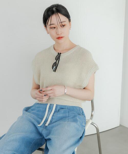 URBAN RESEARCH（アーバンリサーチ）の「ペーパーヤーンフレンチスリーブニット（ベスト・レディース・チャコールグレー/ホワイト/ベージュ・FREE）」の7枚目の写真