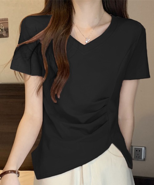 2ly2(トゥーリートゥー)の「ドレープ×アシメ裾が美しいVネックTシャツ(Tシャツ/カットソー・レディース・ブラック/ピンク/ホワイト・FREE)」の1枚目の写真