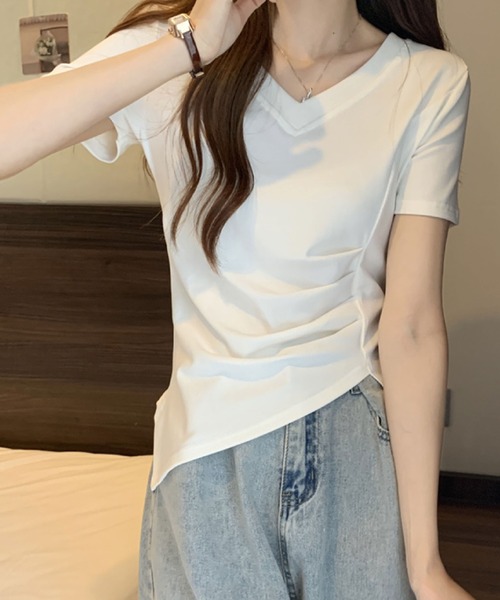 2ly2(トゥーリートゥー)の「ドレープ×アシメ裾が美しいVネックTシャツ(Tシャツ/カットソー・レディース・ブラック/ピンク/ホワイト・FREE)」の5枚目の写真