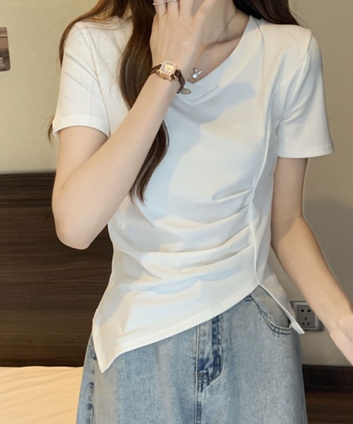 2ly2(トゥーリートゥー)の「ドレープ×アシメ裾が美しいVネックTシャツ(Tシャツ/カットソー・レディース・ブラック/ピンク/ホワイト・FREE)」の6枚目の写真