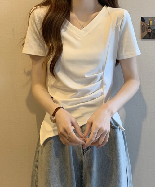 2ly2(トゥーリートゥー)の「ドレープ×アシメ裾が美しいVネックTシャツ(Tシャツ/カットソー・レディース・ブラック/ピンク/ホワイト・FREE)」の7枚目の写真