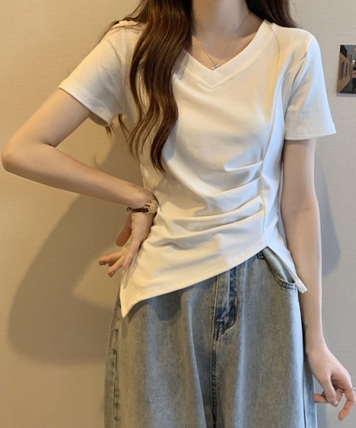 2ly2(トゥーリートゥー)の「ドレープ×アシメ裾が美しいVネックTシャツ(Tシャツ/カットソー・レディース・ブラック/ピンク/ホワイト・FREE)」の9枚目の写真