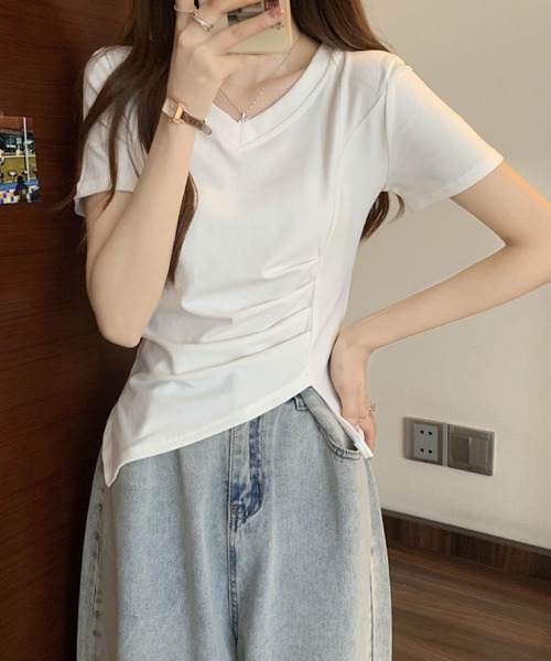 2ly2(トゥーリートゥー)の「ドレープ×アシメ裾が美しいVネックTシャツ(Tシャツ/カットソー・レディース・ブラック/ピンク/ホワイト・FREE)」の11枚目の写真